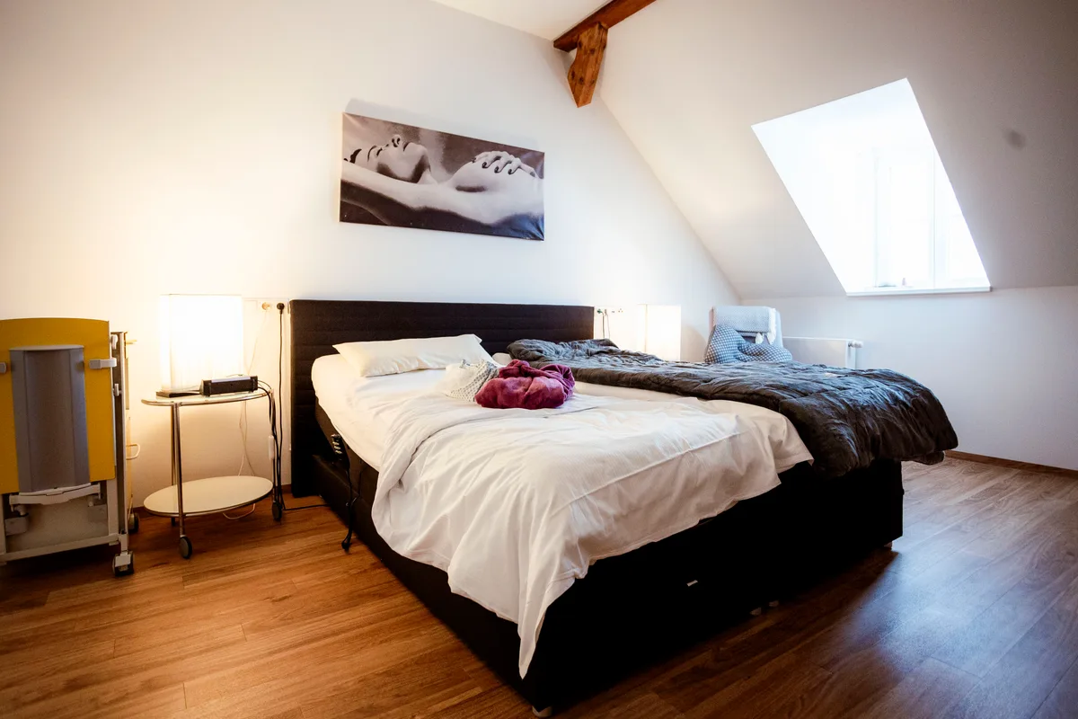Frisch bezogenes Bett im Patientenzimmer unter dem Oberlicht